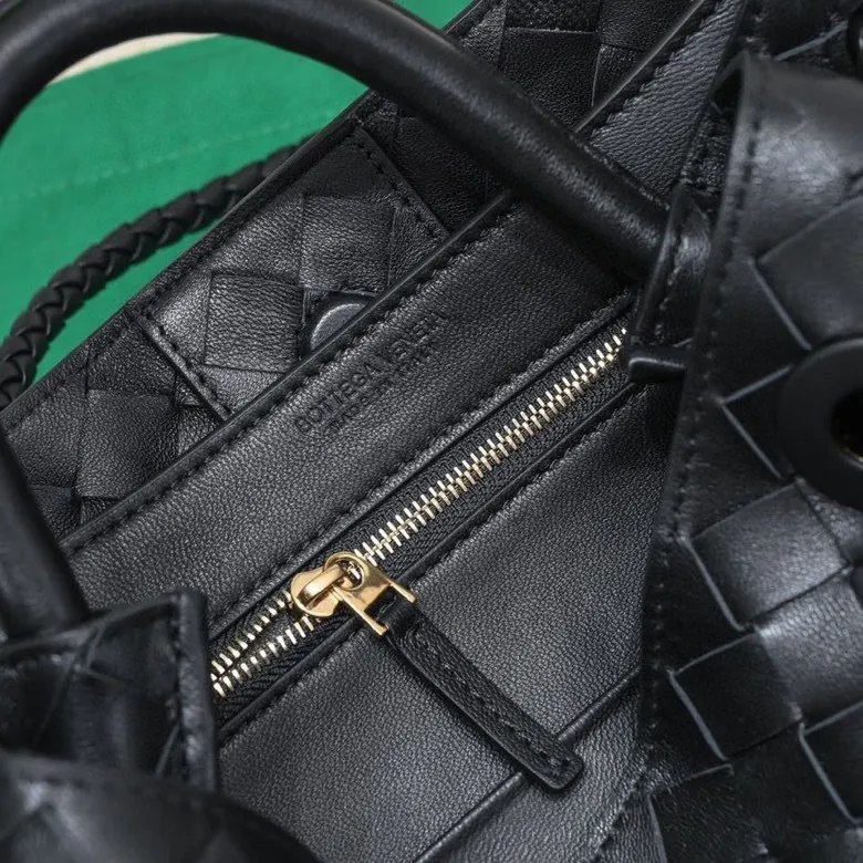 Batch 1860 B's 2023 spring and summer new model continues the brand's woven style with detailed metal knot switch buckles. This time, the shoulder straps are also made into tube weaves, showing different craftsmanship. The carrying method is versatile to create more different looks. Intrecciato woven leather small handbag, equipped with sliding crossbody strap. Internal compartments, including 1 zipper pocket and 2 open pockets with magnetic buckle closure. Size: 19*25*10.5cm, model: 7463#